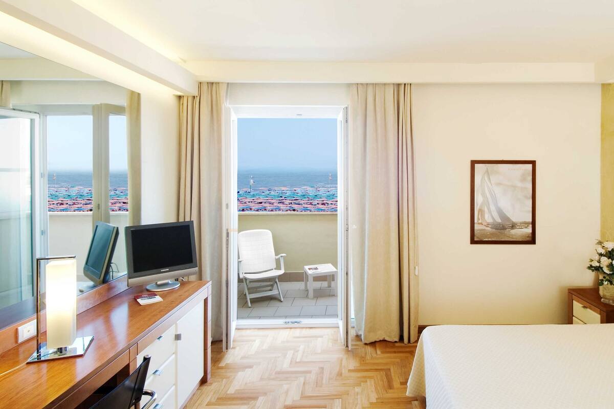 Quarto casal luxo, 1 cama de casal, sacada, vista parcial para o mar