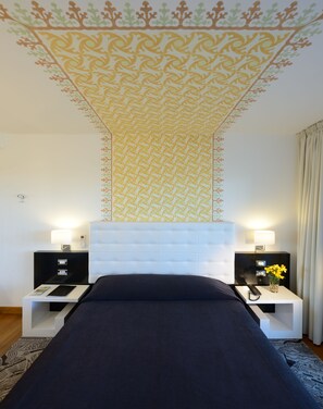 ميني بار وخزنة داخل الغرفة ومكتب وستائر تعتيم