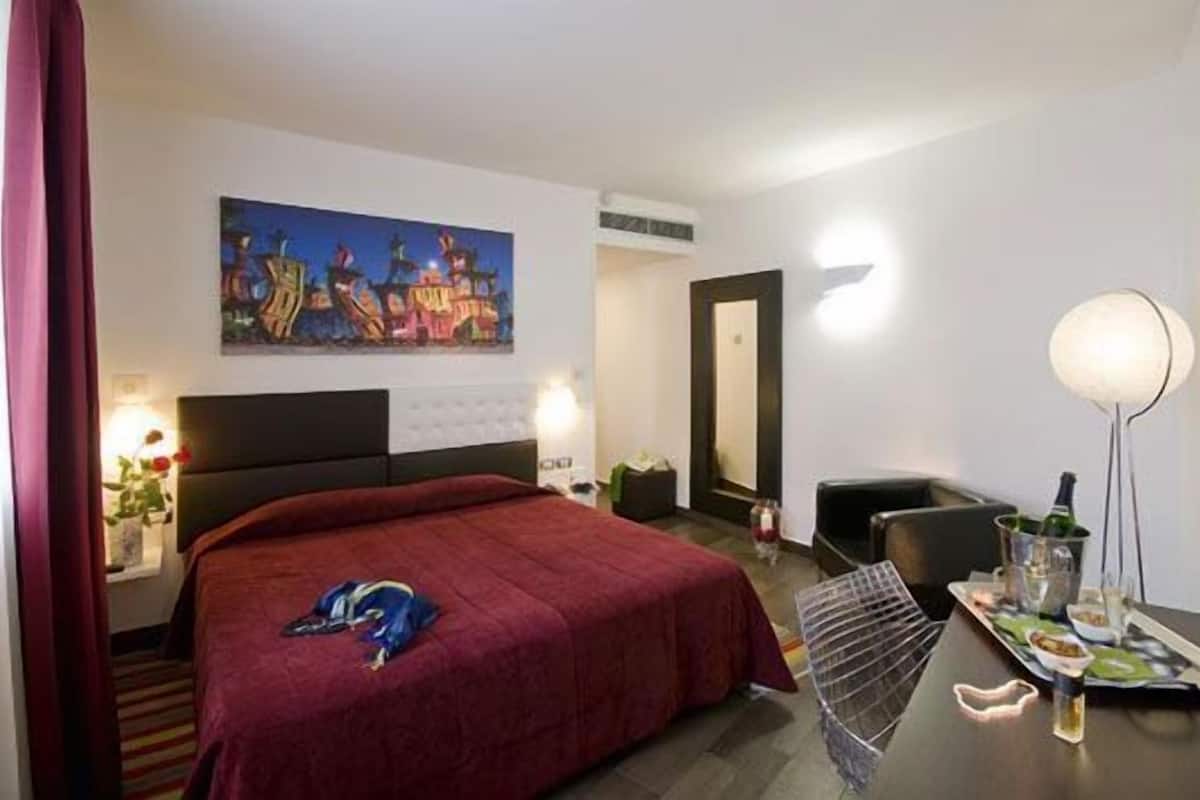 Minibar, coffres-forts dans les chambres, bureau, rideaux occultants