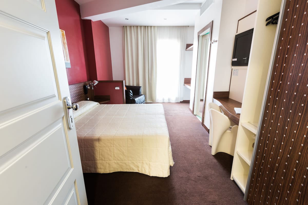 Minibar, coffres-forts dans les chambres, bureau, rideaux occultants