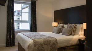 خزنة داخل الغرفة ومكواة/لوح كي وأسرّة أطفال/رضّع (مجانًا)
