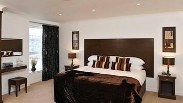 Caja de seguridad en la habitación y tabla de planchar con plancha