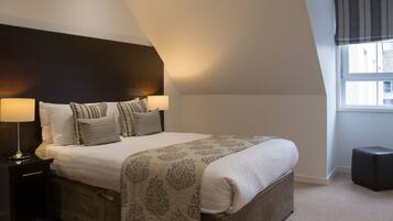 Caja de seguridad en la habitación y tabla de planchar con plancha