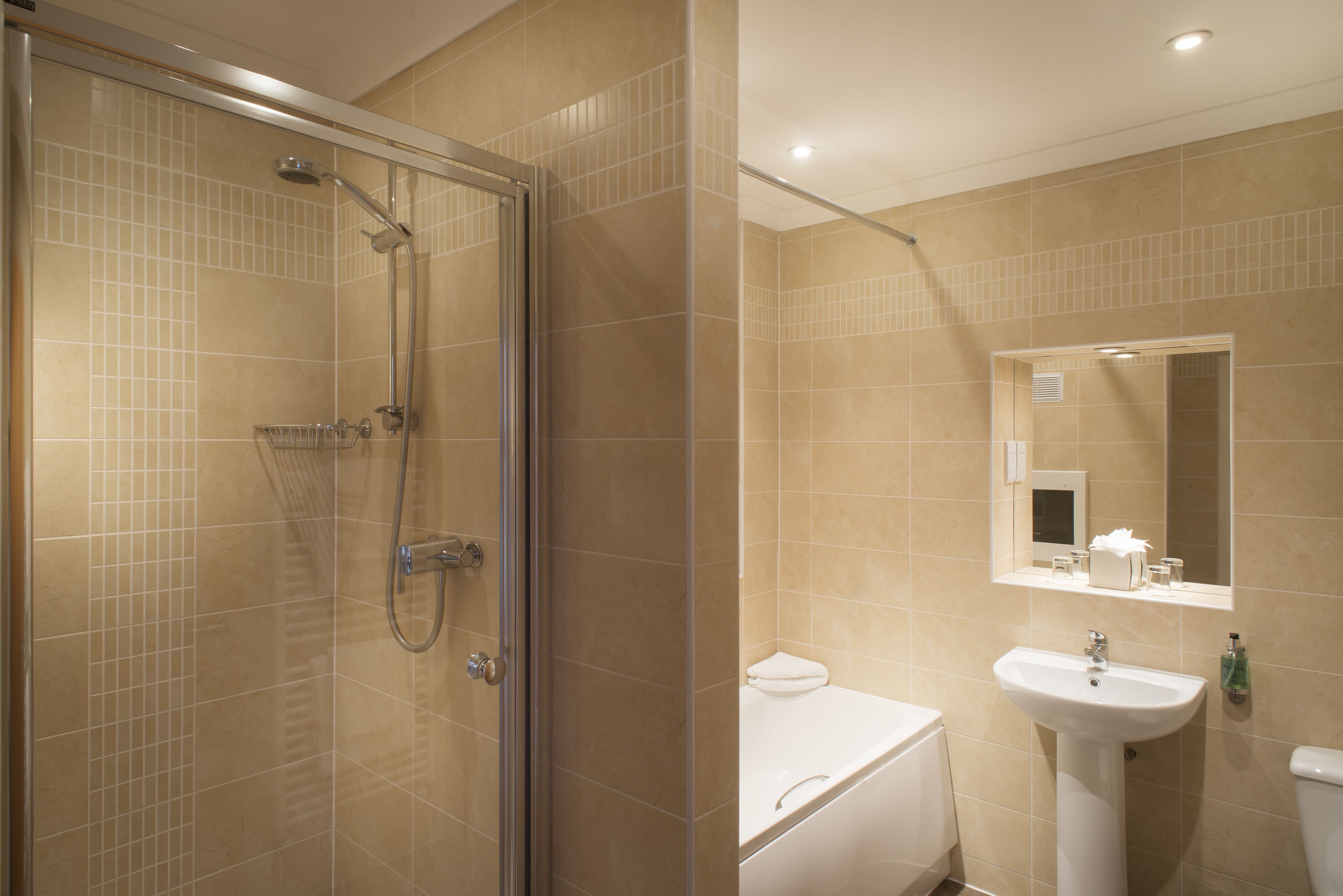 Apartment, 1 Bedroom | Bathroom | Combined shower/tub, free toiletries, hair dryer, towels