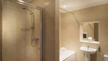 Apartment, 1 Bedroom | Bathroom | Combined shower/tub, free toiletries, hair dryer, towels