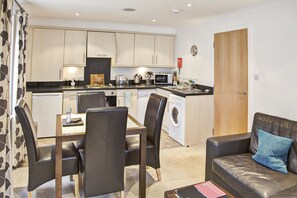 Apartment, 1 Bedroom | In-room dining - Fountain Court Apartments - Grove Executive (Edinburgh)