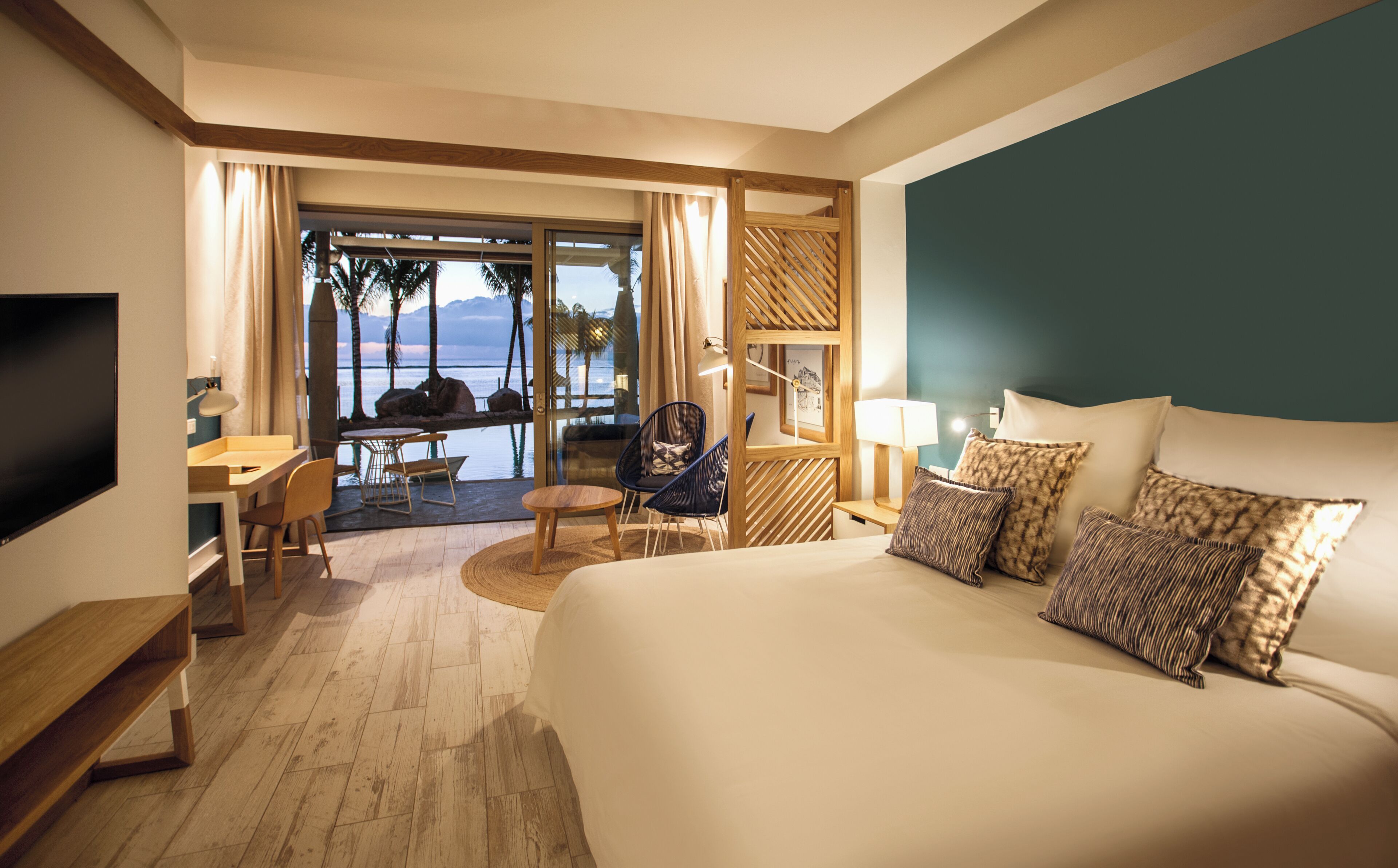 Double Room | Bar mini, peti besi dalam bilik, langsir/tirai gelap terus 