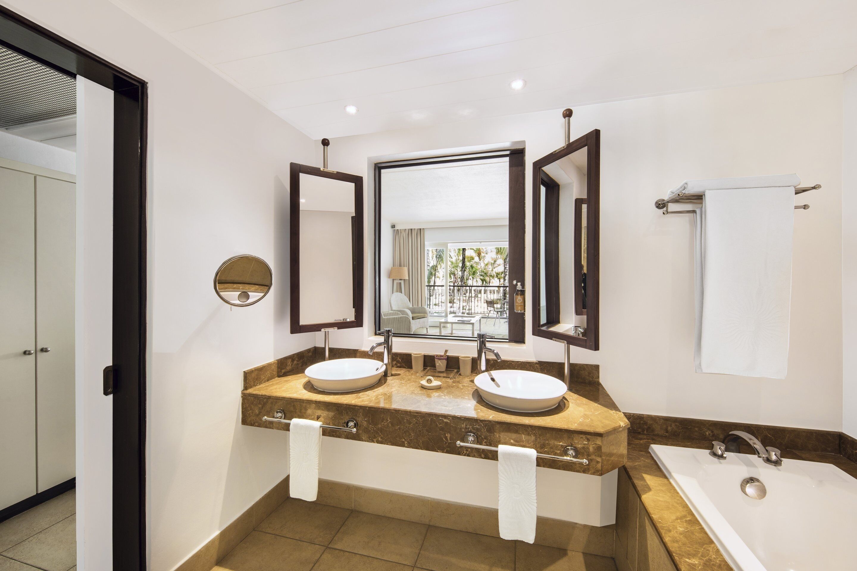 separate bathtub and shower, rainfall showerhead, free toiletries