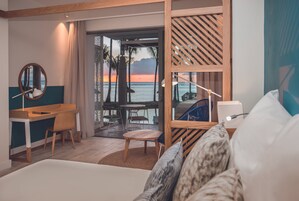 Minibar, caja fuerte, cortinas opacas y tabla de planchar con plancha