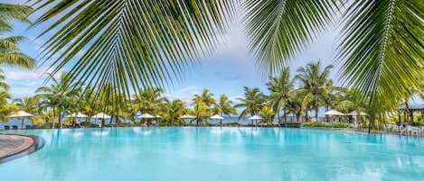 Piscine extérieure, chaises longues