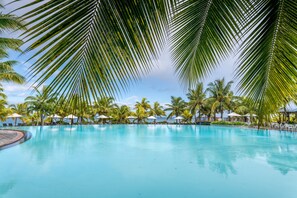 Outdoor pool, sun loungers - Victoria Beachcomber Resort & Spa (Pointe Aux Piments)