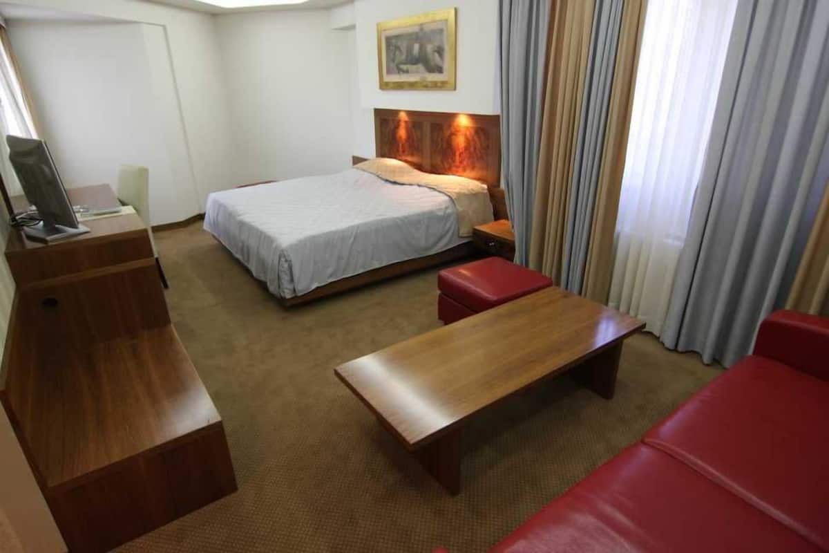 Standard, Single Occupancy | Living area | Flat-screen TV