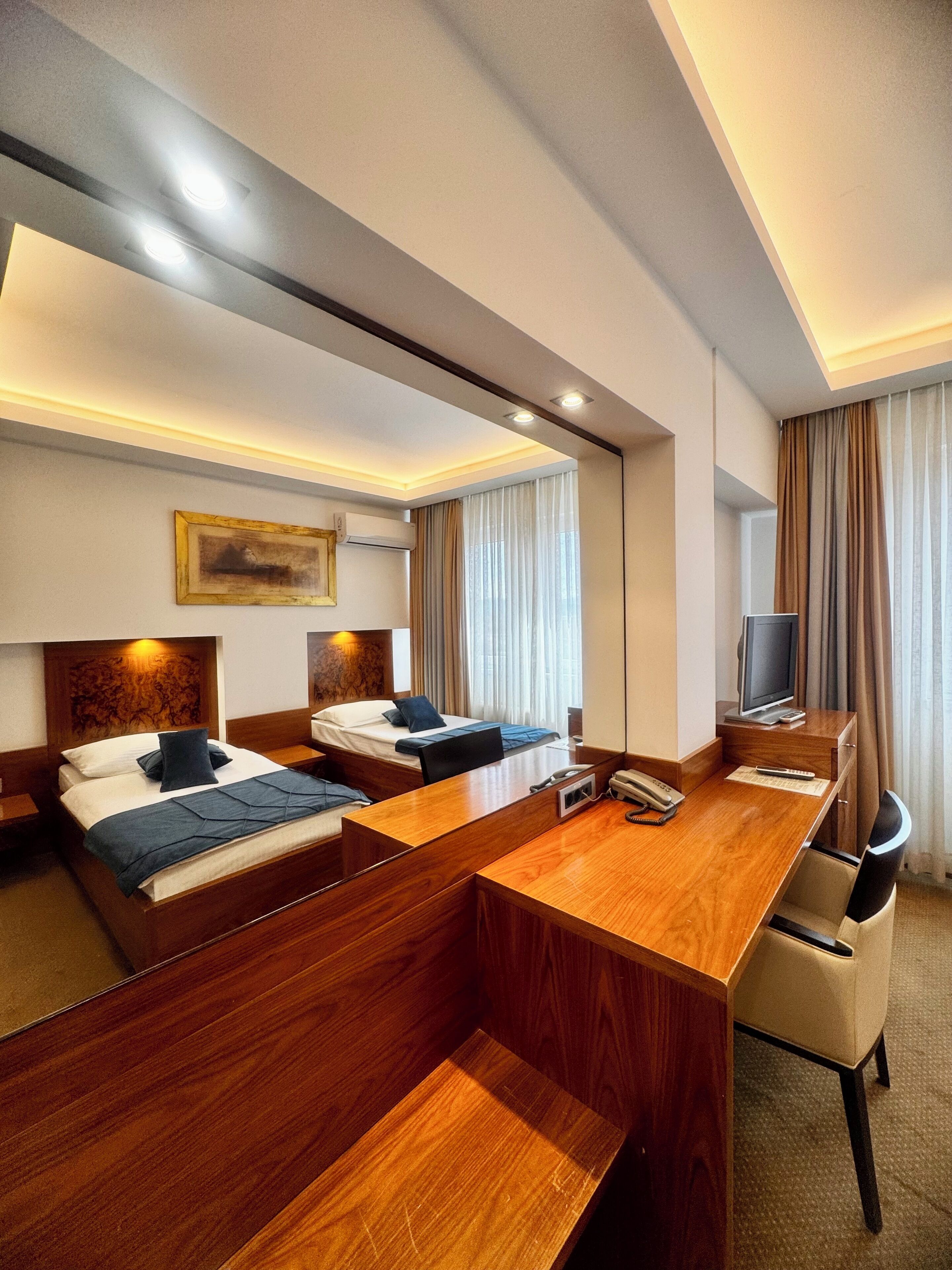 Selimut bulu angsa, minibar, brankas, dan tirai kedap cahaya