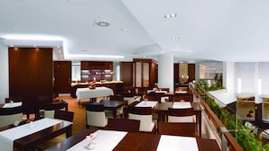 Frühstück, Mittagessen, Abendessen und Brunch werden serviert