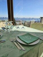 供应午餐和晚餐，地方菜，室外就餐