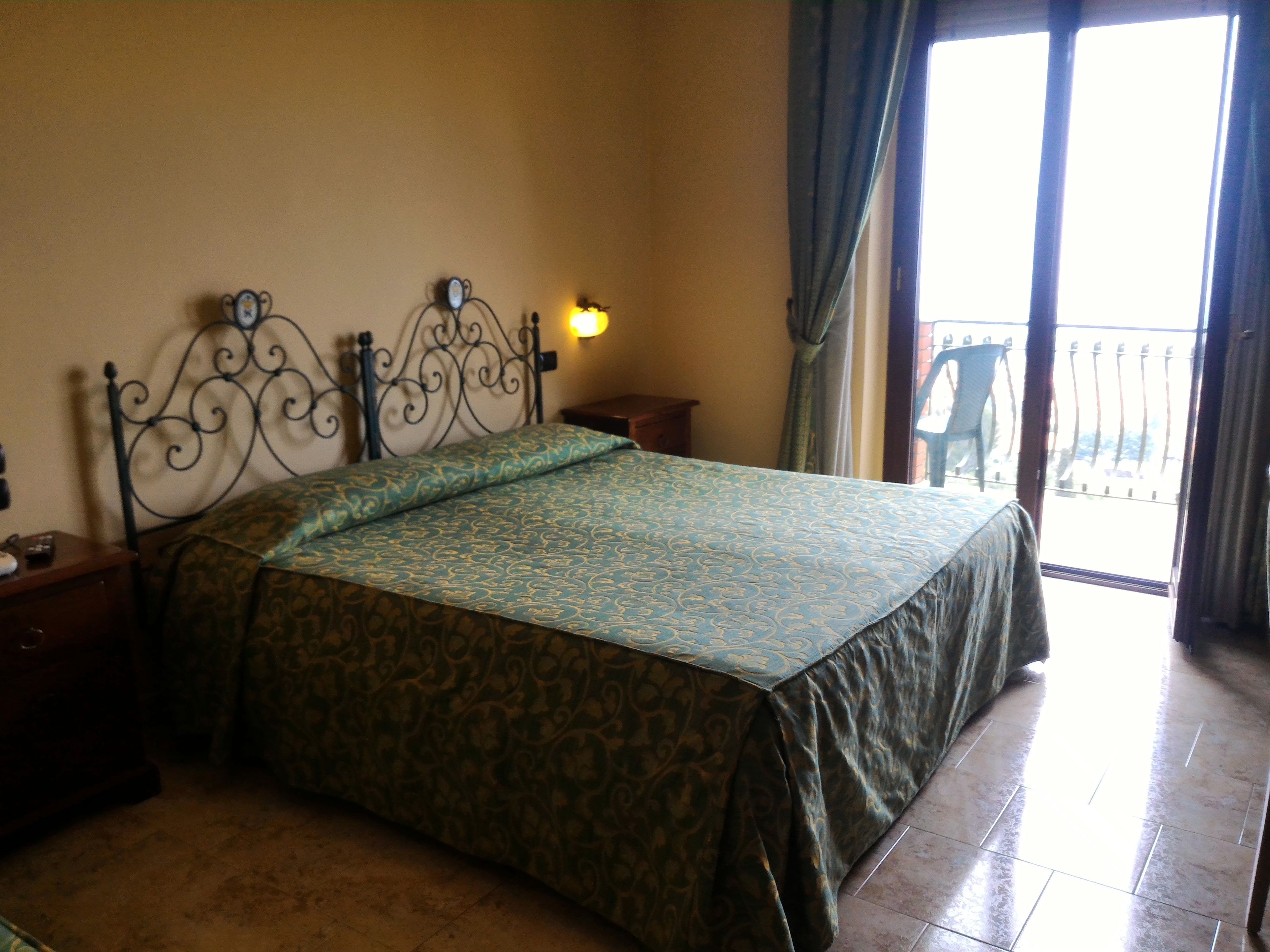 Minibar, in-room safe, desk, free WiFi