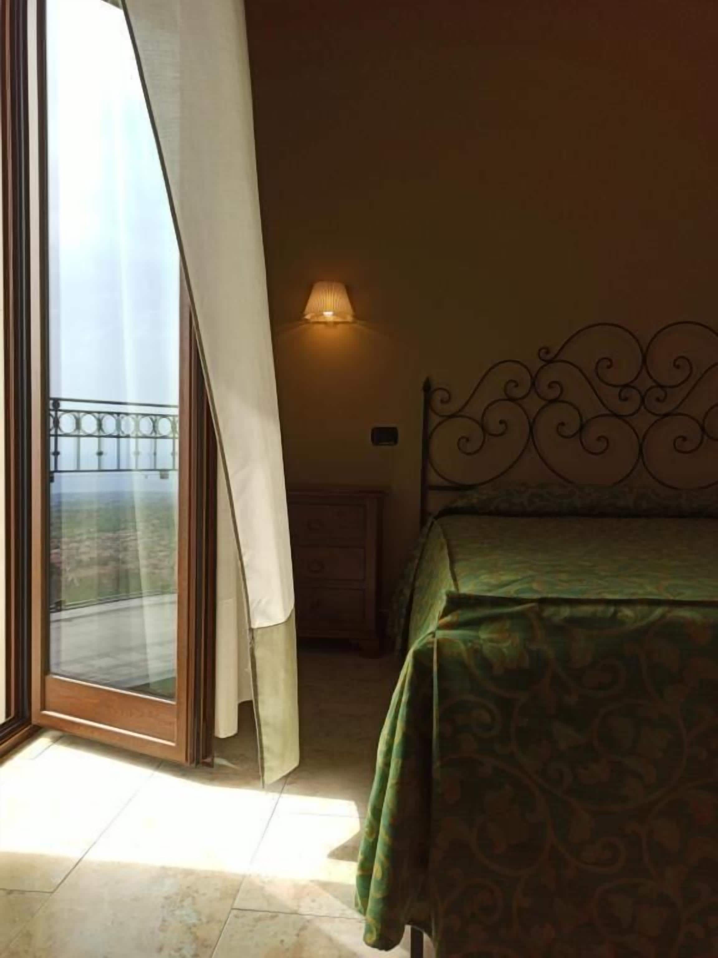 Minibar, Zimmersafe, Schreibtisch, kostenloses WLAN