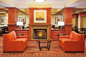 Un hall con chimenea, dos sofás y una mesa de centro.