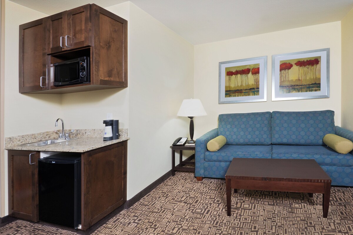 Suite, 2 grands lits, accessible aux personnes à mobilité réduite (Communications, Accessible Tub) | Lit avec matelas à plateau-coussin, bureau, rideaux d’obscurcissement