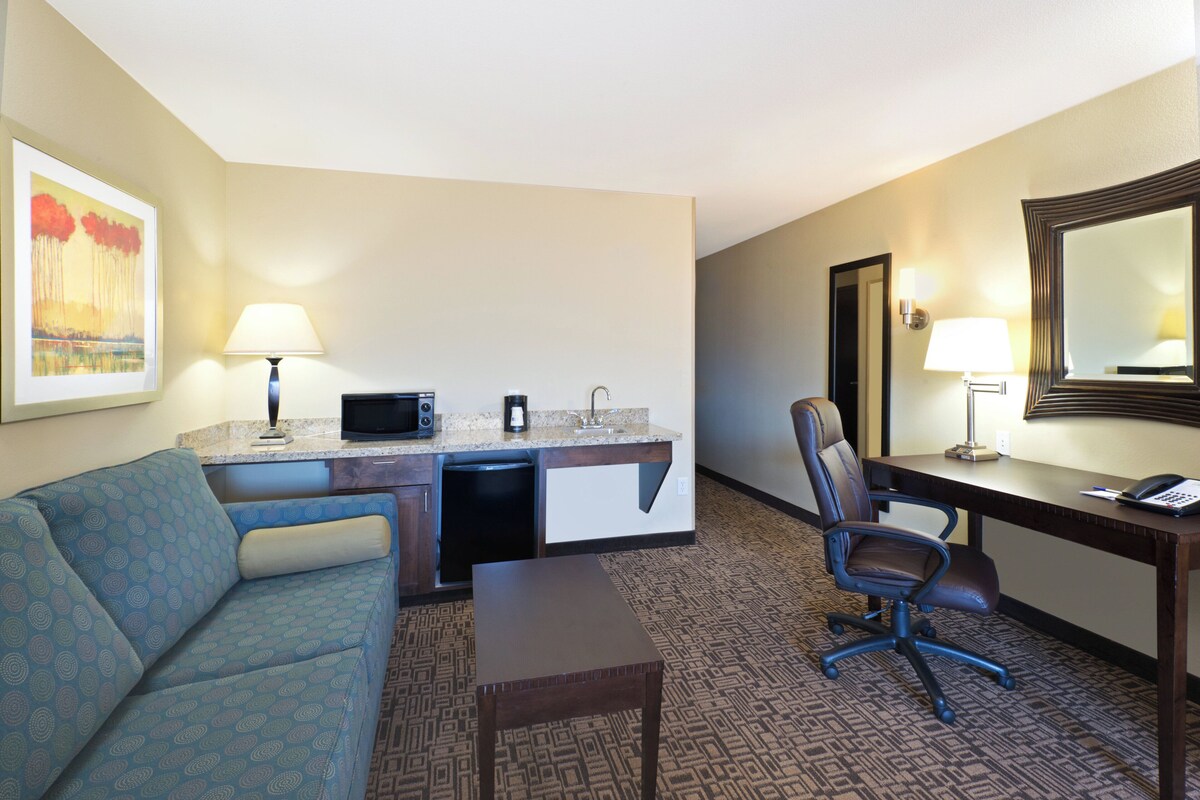 Suite, 1 très grand lit, accessible aux personnes à mobilité réduite (Mobility, Accessible Tub) | Lit avec matelas à plateau-coussin, bureau, rideaux d’obscurcissement