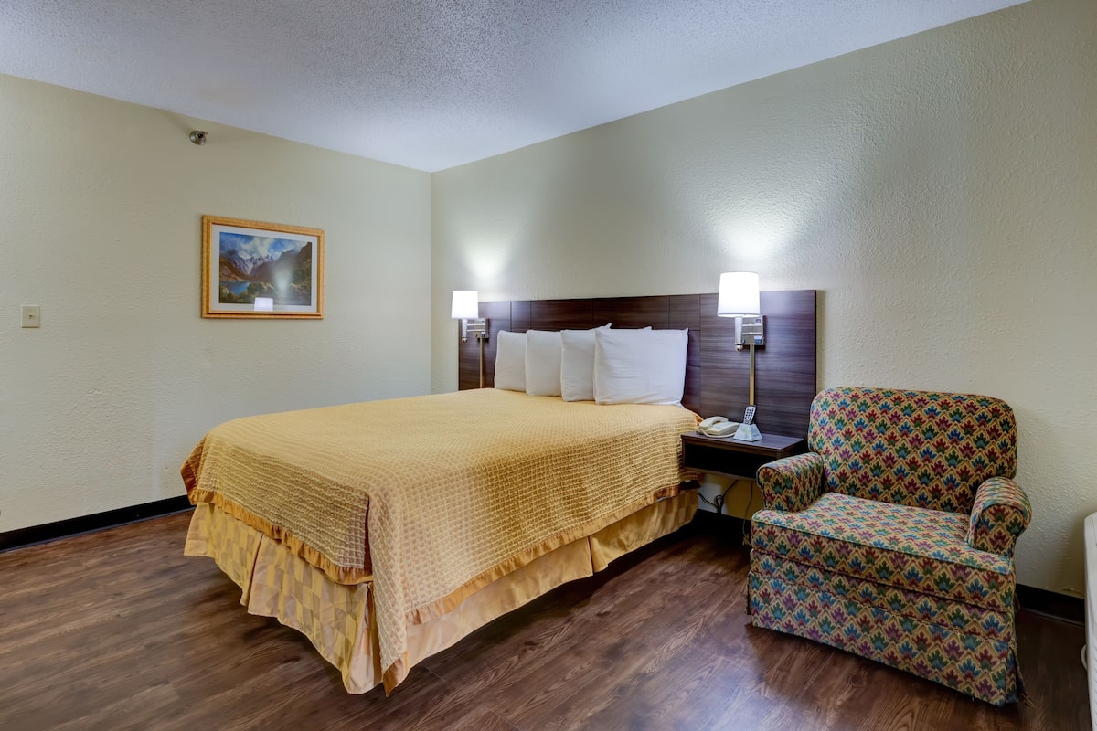 Room, 1 Queen Bed | Desk, free WiFi, alarm clocks