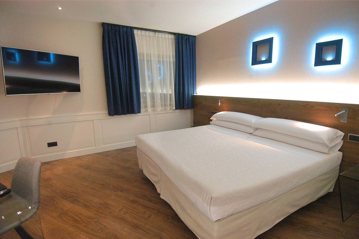 Deluxe Room | Select Comfort beds, minibar, in-room safe, desk