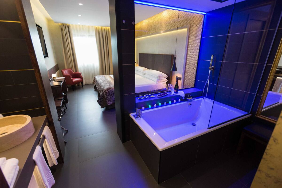 Superior Room, Bathtub | Bathroom | Free toiletries, hair dryer, towels, soap