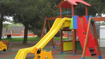 Zona de juegos infantil al aire libre