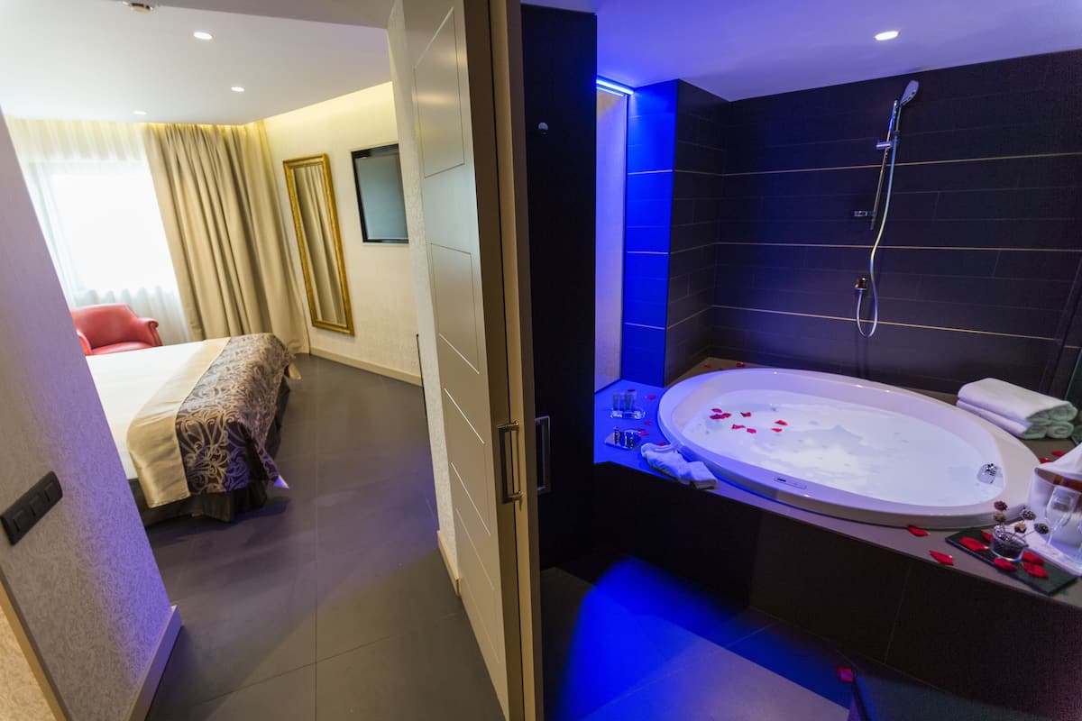 Suite, hot tub (Malvasia) | Select Comfort-bedden, een minibar, een kluis op de kamer, een bureau
