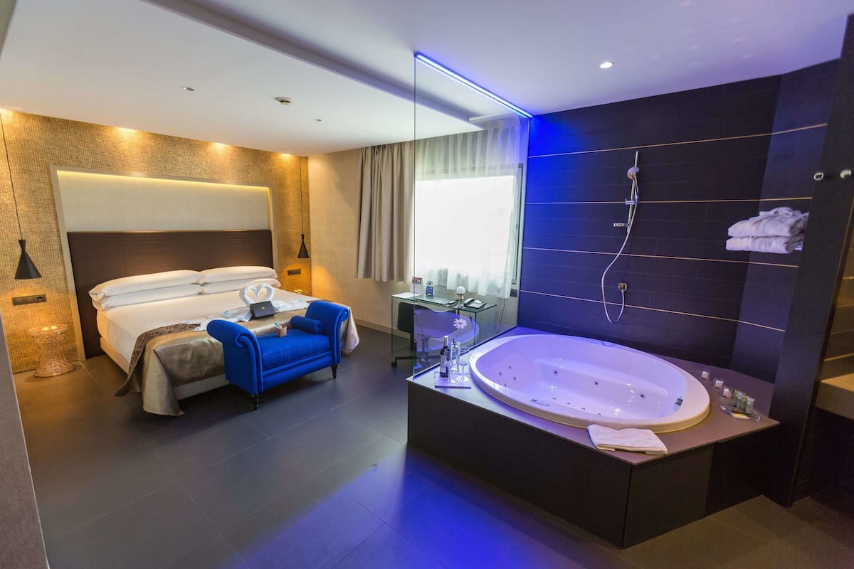 Suite, hot tub (Xarel.lo) | Select Comfort-bedden, een minibar, een kluis op de kamer, een bureau