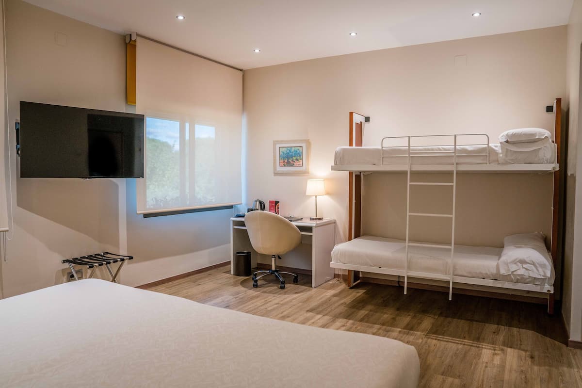 Familiekamer | Select Comfort-bedden, een minibar, een kluis op de kamer, een bureau