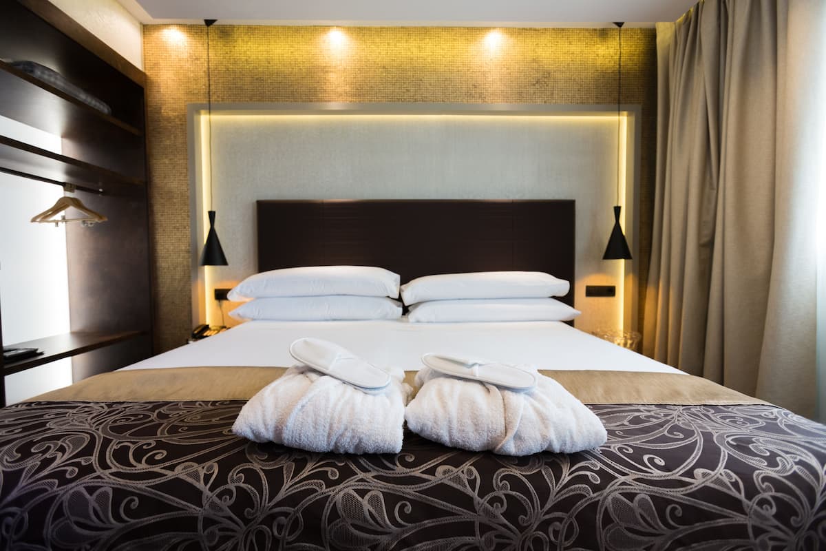 Junior suite | Select Comfort-bedden, een minibar, een kluis op de kamer, een bureau