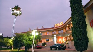 Front of property - evening/night - Fèlix Hotel (Valls)