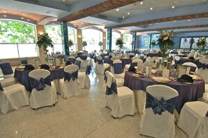 Déjeuner et dîner servis sur place, spécialités Cuisine internationale