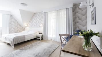 Habitación doble Deluxe | Área de sala de estar | Televisión LCD