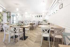 Petit déjeuner, déjeuner et dîner servis sur place