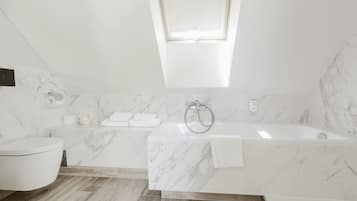 Apartamento | Banheiro | Secador de cabelo, toalhas de banho