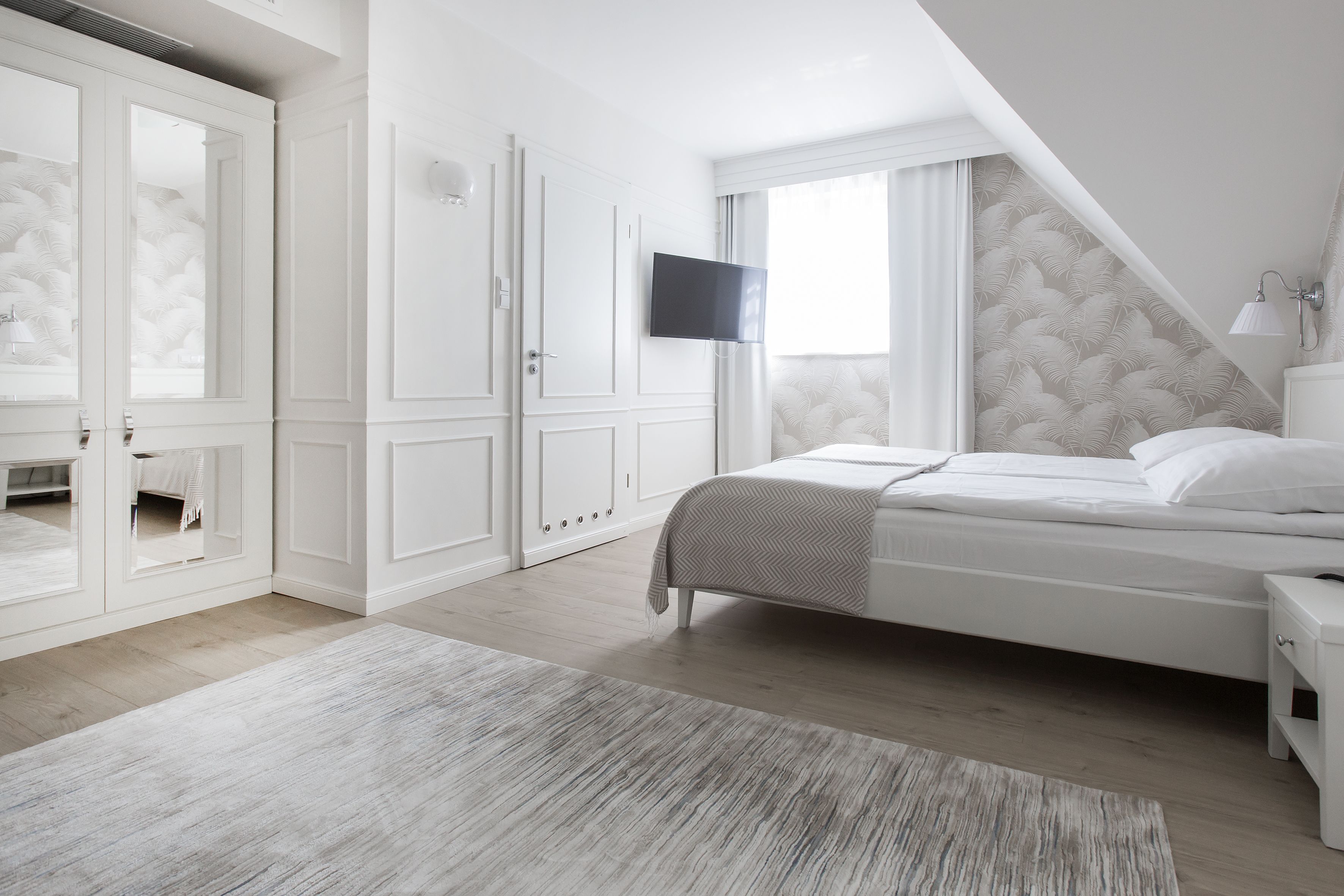 deluxe double room | living area | lcd tv