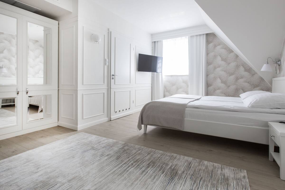 deluxe double room | living area | lcd tv