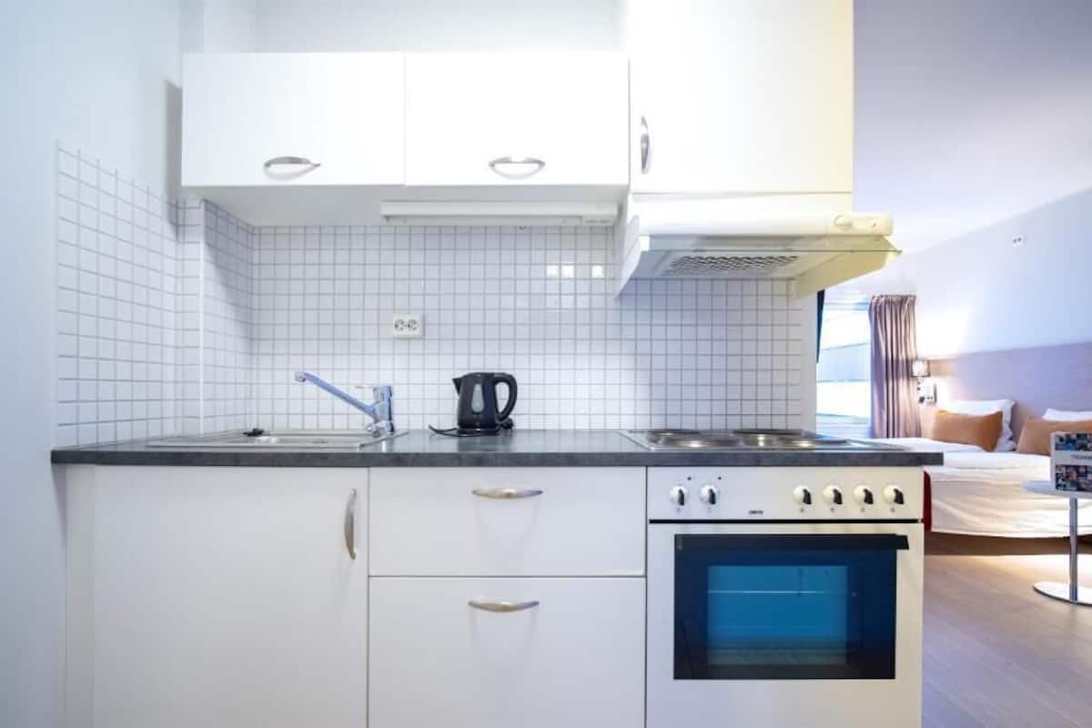 superior twin room, kitchen | private kitchen | fridge, microwave, coffee/tea maker, electric kettle