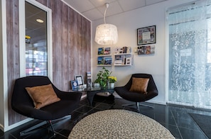 Coin salon dans le hall