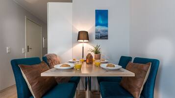 Apartment, 1 Bedroom, City View | In-room dining
