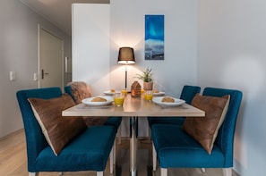 Appartement, 1 chambre, vue sur la ville | Repas dans la chambre