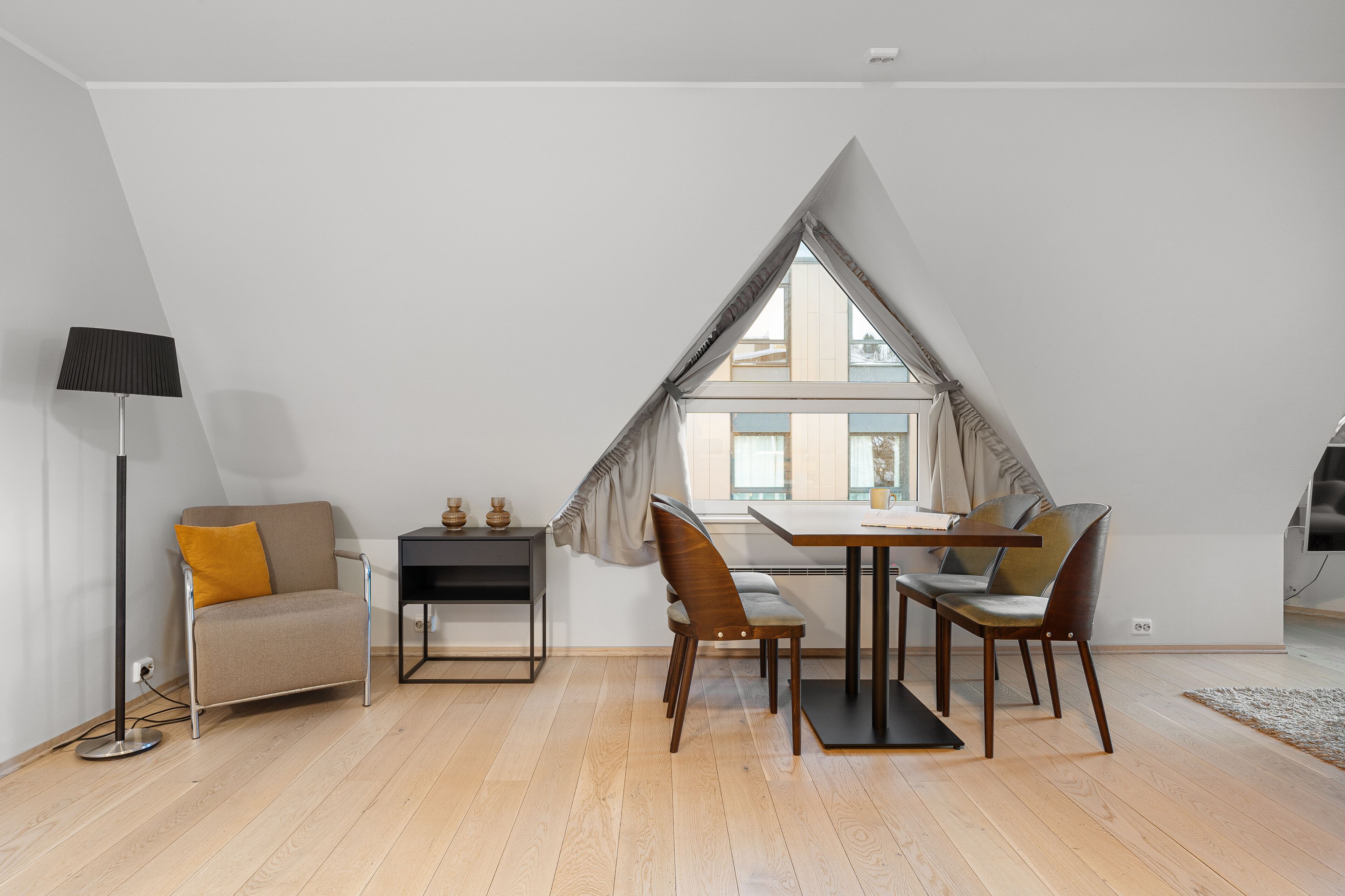 deluxe apartment, 1 bedroom, bathtub, city view | in-room dining