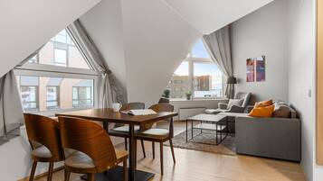 Appartement Deluxe, 1 chambre, baignoire, vue ville | Coin séjour