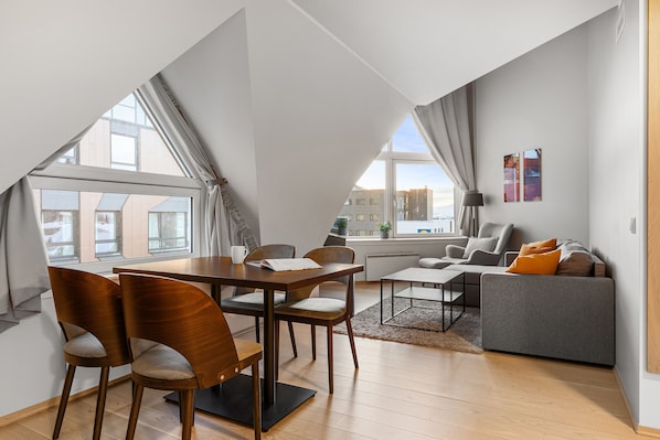 Appartement Deluxe, 1 chambre, baignoire, vue sur la ville | Aire de séjour | Téléviseur ACL de 32 po avec télévision numérique, téléviseur