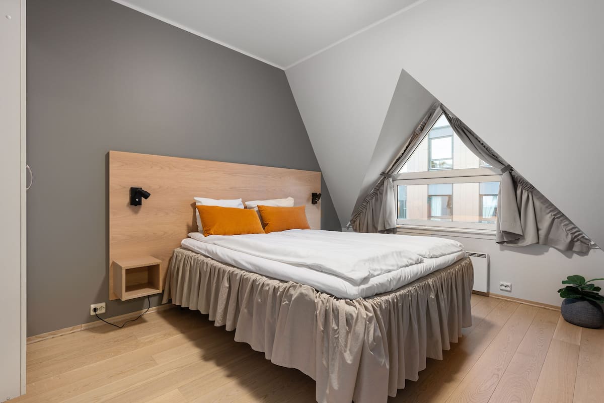 Deluxe Apartment, 1 Bedroom, Bathtub, City View | 1 bedroom, in-room safe, soundproofing, iron/ironing board