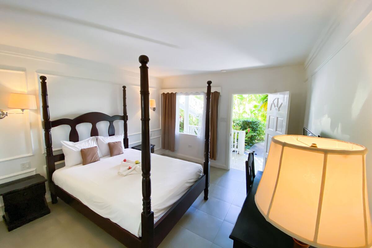 Premium bedding, desk, blackout curtains