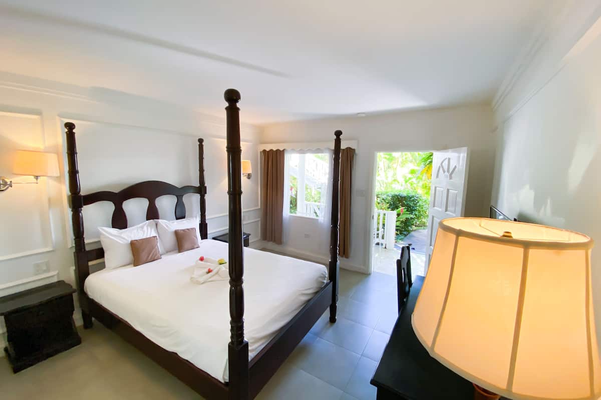 Ropa de cama de alta calidad, escritorio y cortinas blackout