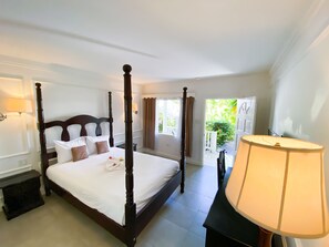 Premium bedding, desk, blackout drapes, iron/ironing board - Merrils Beach Resort I (Negril)